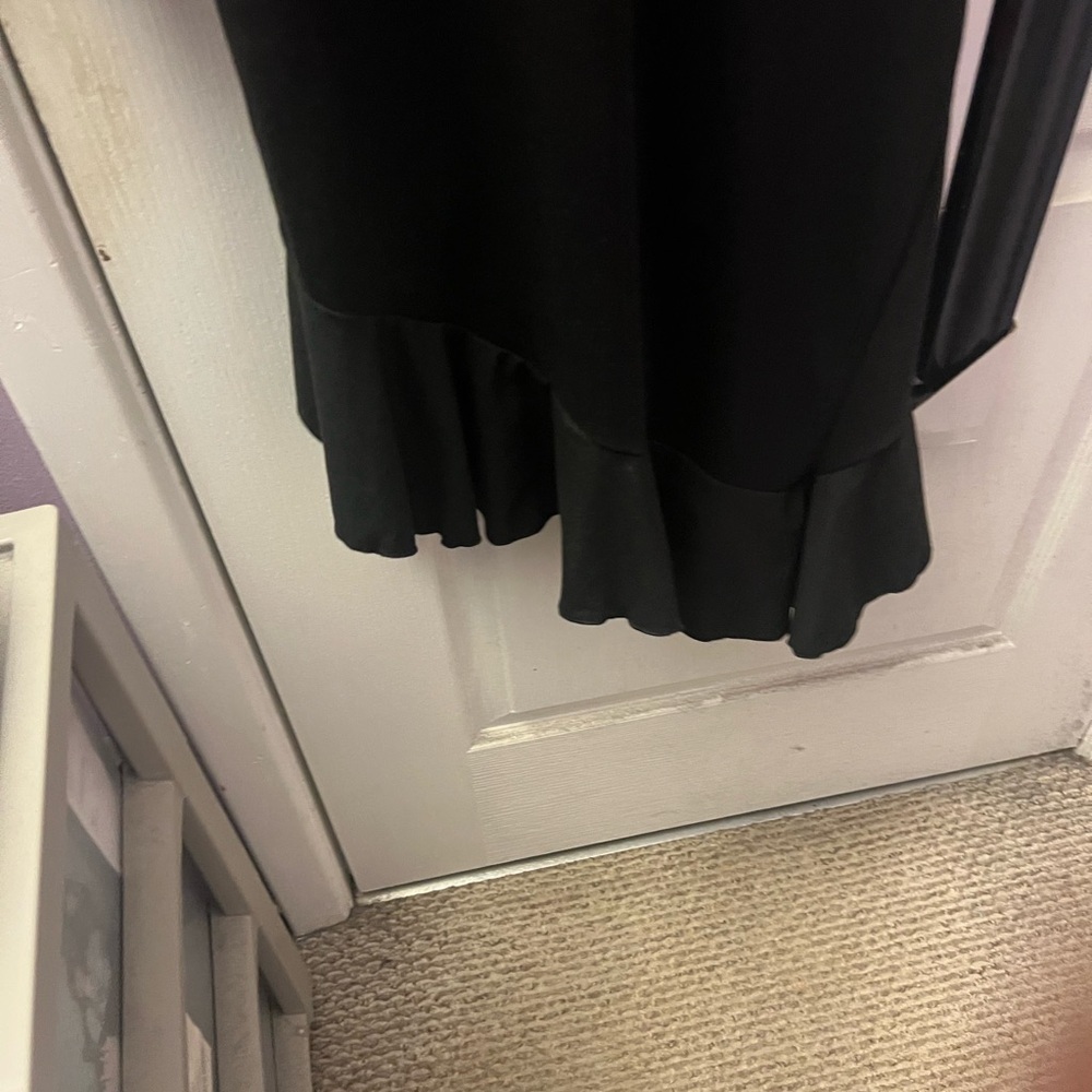 Elegant Black Ruched Dress - Picture 3 of 4